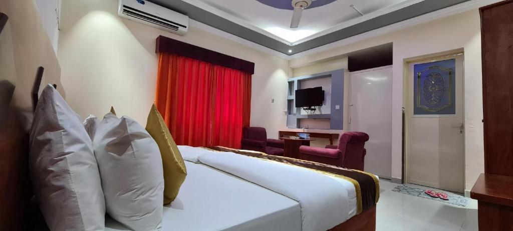 Двухместный (Стандартный двухместный номер с 2 отдельными кроватями) отеля Al Nakheel Hotel, Рас-эль-Хайма