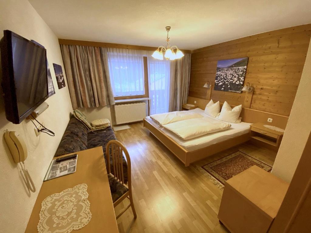 Двухместный (Двухместный номер с двуспальной кроватью и дополнительной кроватью) апартамента Appartement Pension St. Sebastian, Санкт-Антон-ам-Арльберг