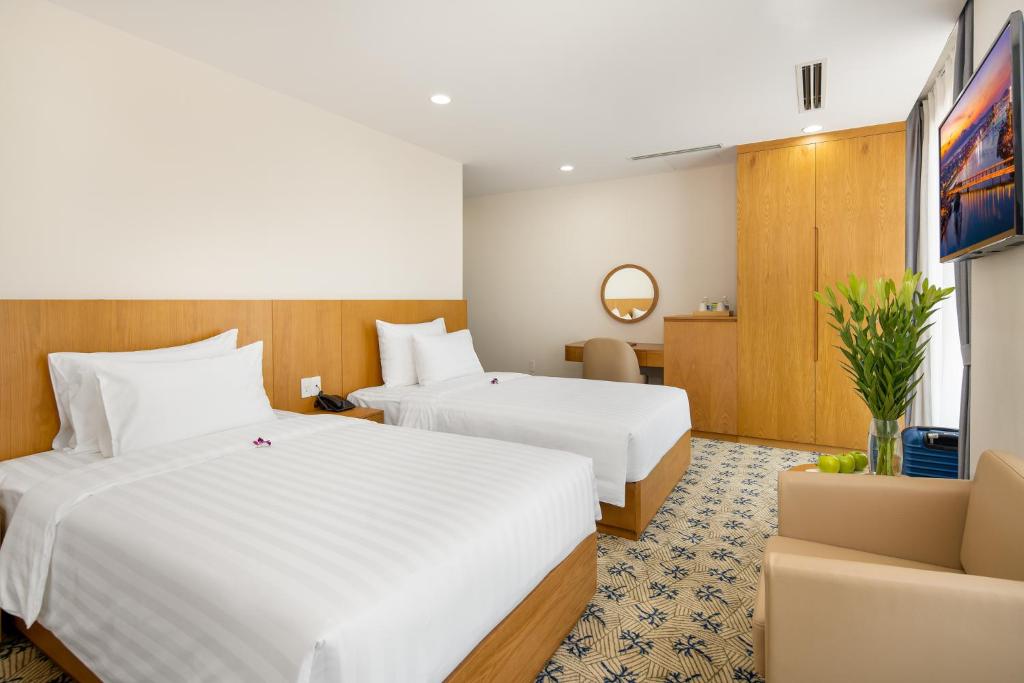 Двухместный (Улучшенный двухместный номер с 2 отдельными кроватями) отеля LAMANGA Hotel & Suites, Дананг