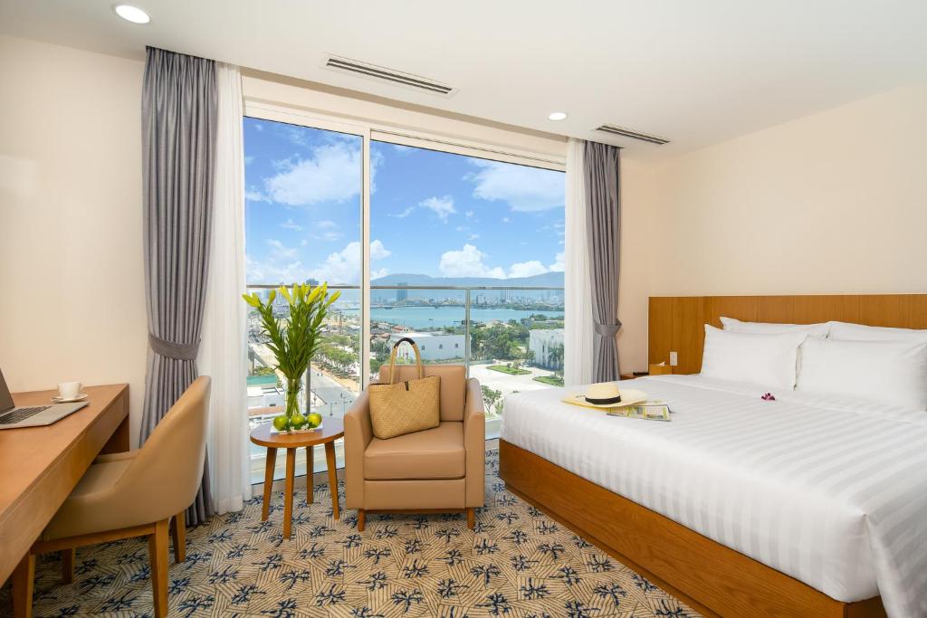 Двухместный (Двухместный номер Делюкс с 1 кроватью) отеля LAMANGA Hotel & Suites, Дананг