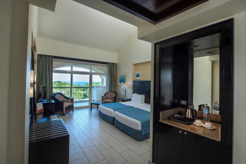 Двухместный (Улучшенный двухместный номер с 1 кроватью или 2 отдельными кроватями и видом на сад) курортного отеля Reef Oasis Blue Bay Resort & Spa, Шарм-эль-Шейх