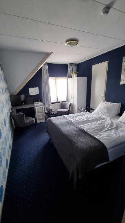 Двухместный (Двухместный номер с 2 отдельными кроватями и видом на воду) отеля Hotel de Pergola, Гронинген
