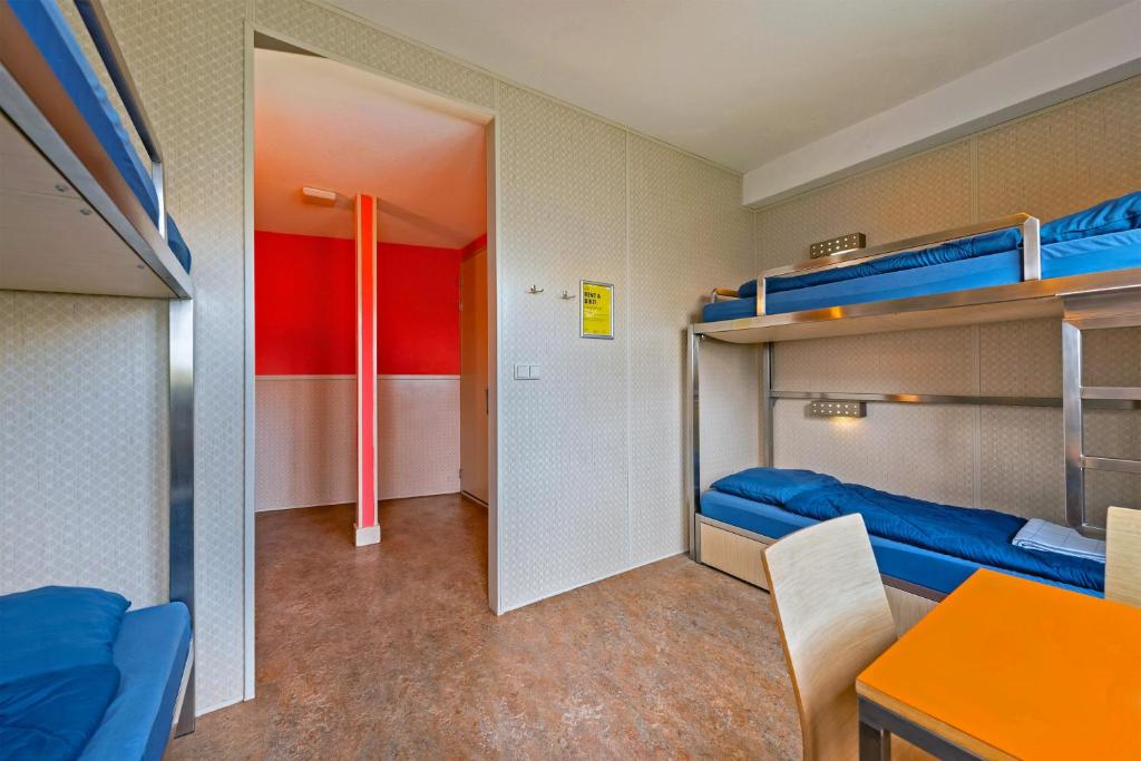 Двухместный (Двухместный номер с 2 отдельными двухъярусными кроватями и собственной ванной комнатой) хостела Stayokay Noordwijk, Нордвейк