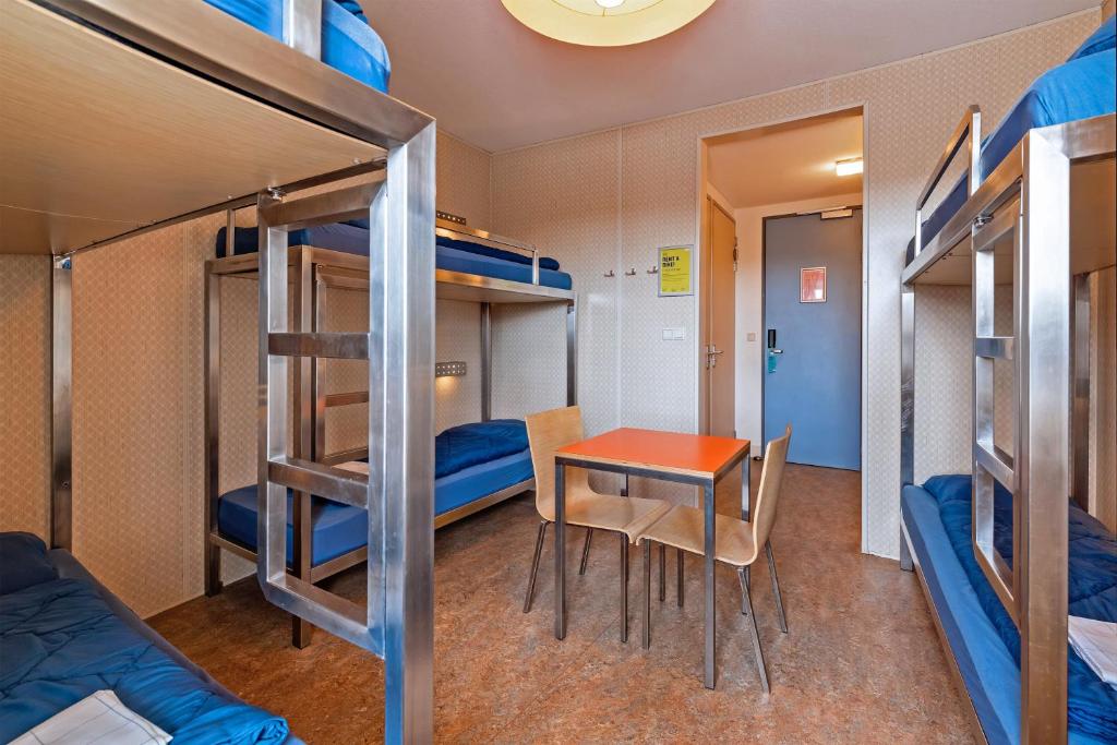 Семейный (Six Person Room With Private Bathroom) хостела Stayokay Noordwijk, Нордвейк