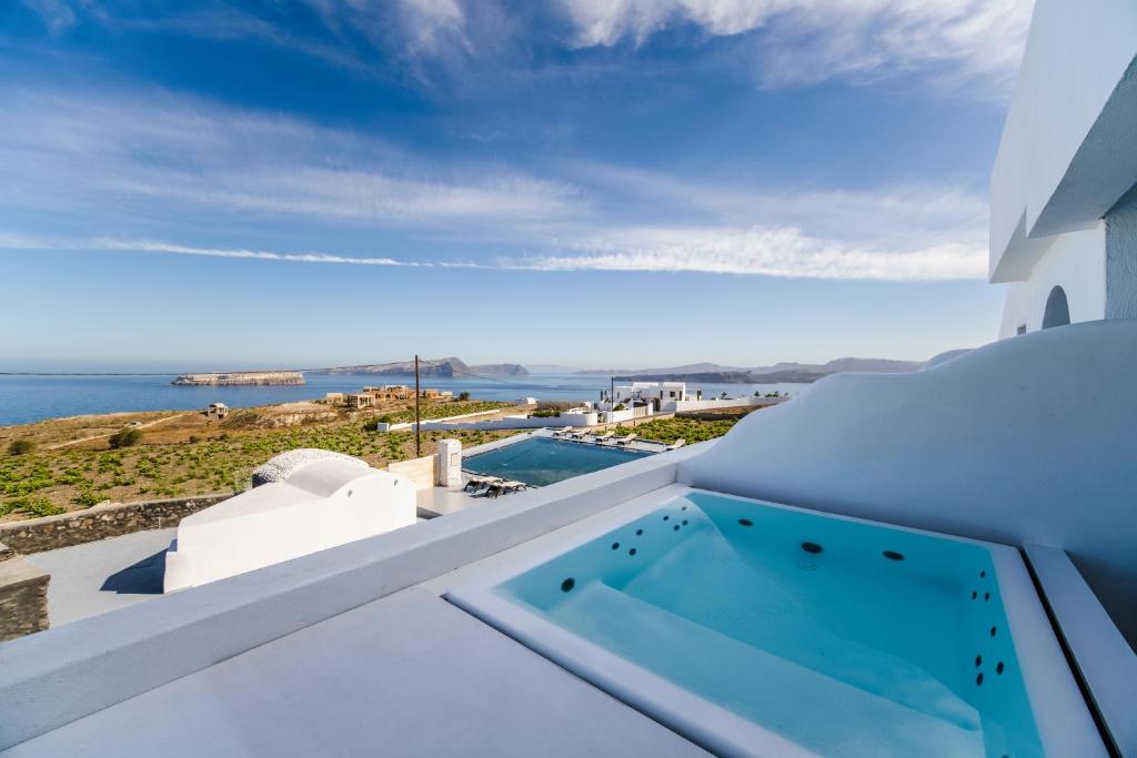 Сьюит (Улучшенный люкс с видом на кальдеру и гидромассажной ванной на открытом воздухе) отеля Cavo Santo, Акротирион