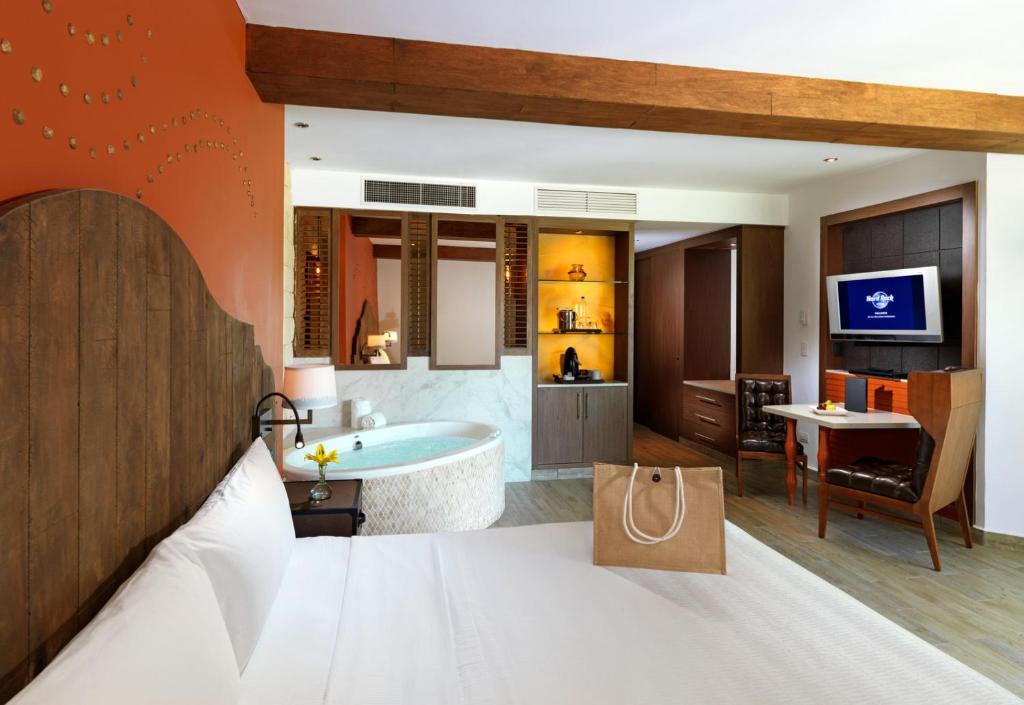 Двухместный (Номер Делюкс с кроватью размера «king-size») курортного отеля Hard Rock Hotel Riviera Maya - Hacienda All Inclusive, Пуэрто-Авентурас