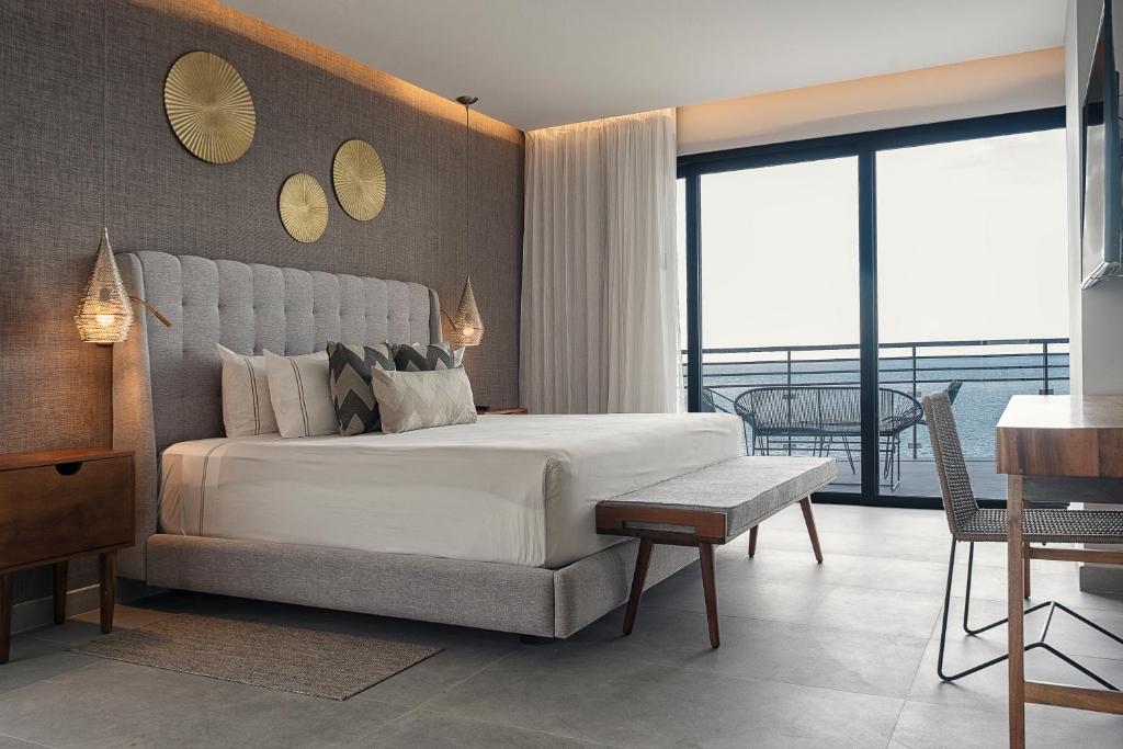 Сьюит (EPIC Three Bedroom Oceanfront Resort Residence) отеля The Fives Oceanfront, Пуэрто-Морелос
