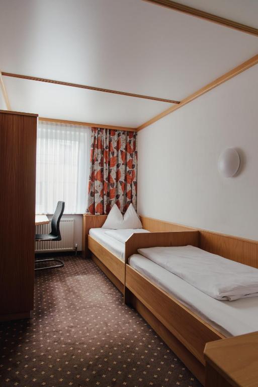 Двухместный (Небольшой двухместный номер с 2 отдельными кроватями) отеля Hotel Drei Kreuz, Зальцбург