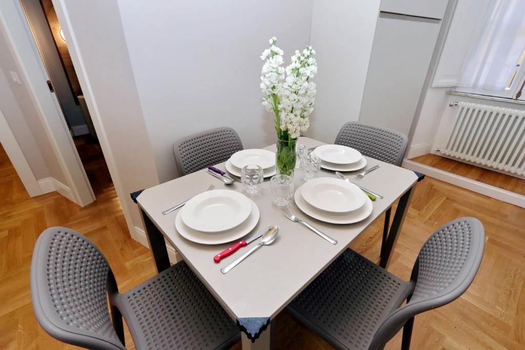 Апартаменты (Two-Bedroom Apartment (4 Adults) - V. San Giovanni in Laterano 250), Bellezza Al Colosseo