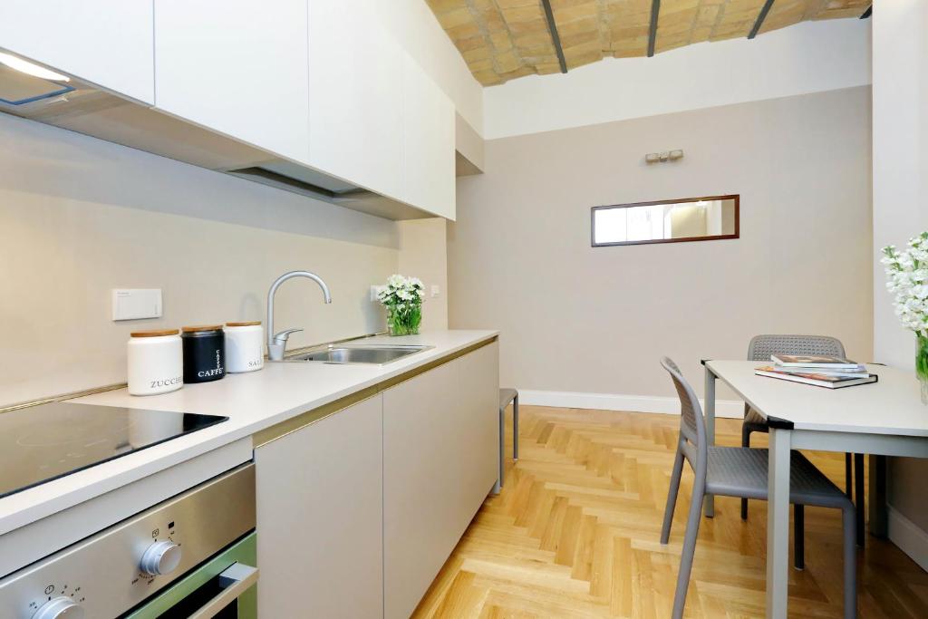 Апартаменты (Two-Bedroom Apartment (4 Adults) - V. San Giovanni in Laterano 250), Bellezza Al Colosseo