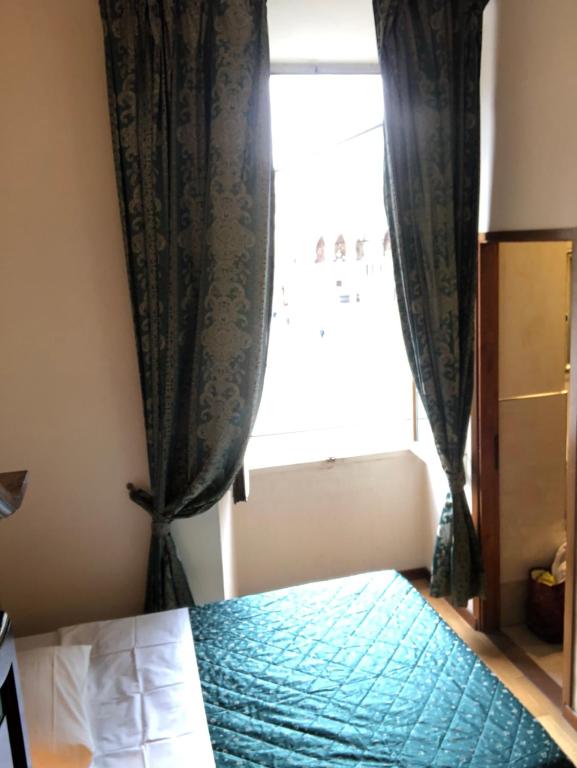 Двухместный (Улучшенный двухместный номер с 1 кроватью, вид на город) отеля Hotel Le Due Fontane, Флоренция
