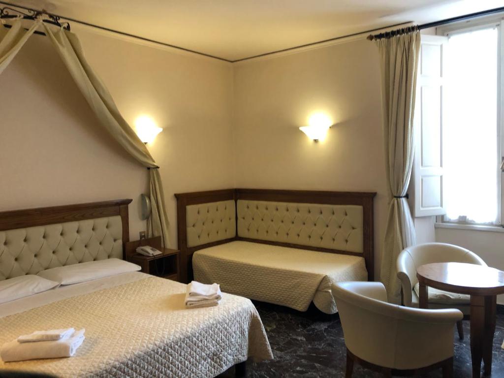 Трехместный (Улучшенный трехместный номер с видом на город) отеля Hotel Le Due Fontane, Флоренция