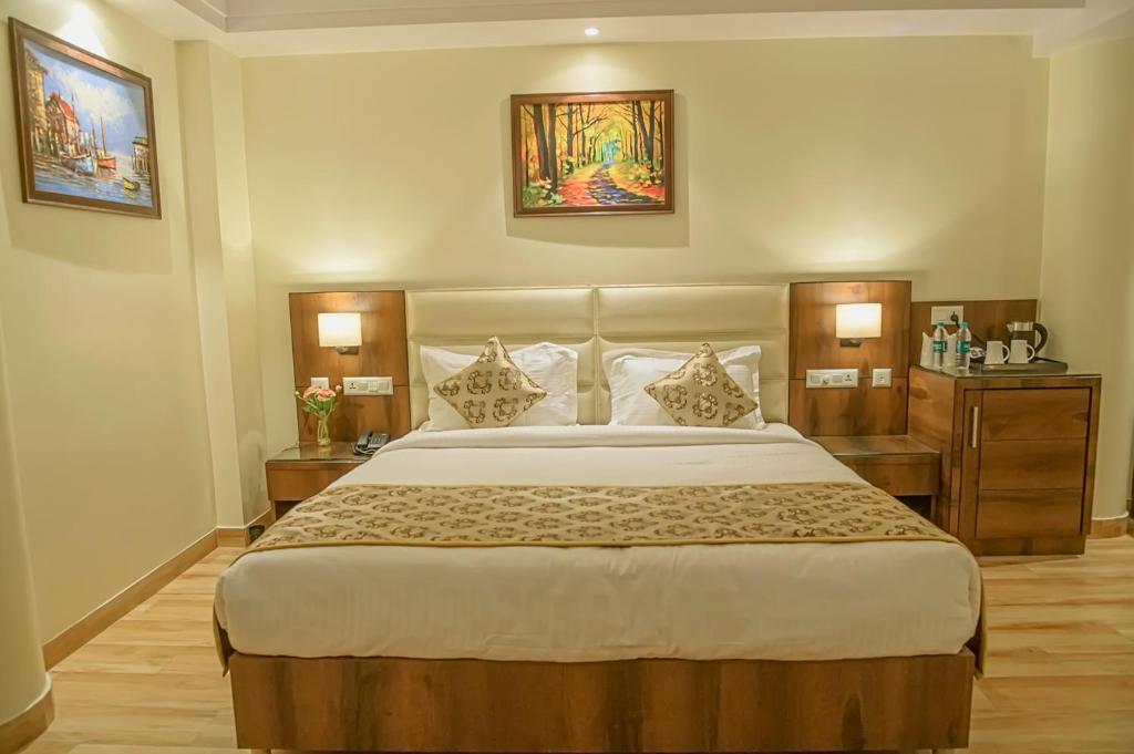 Двухместный (Улучшенный номер с кроватью размера «king-size») отеля Hotel Hira Inn, Аллахабад