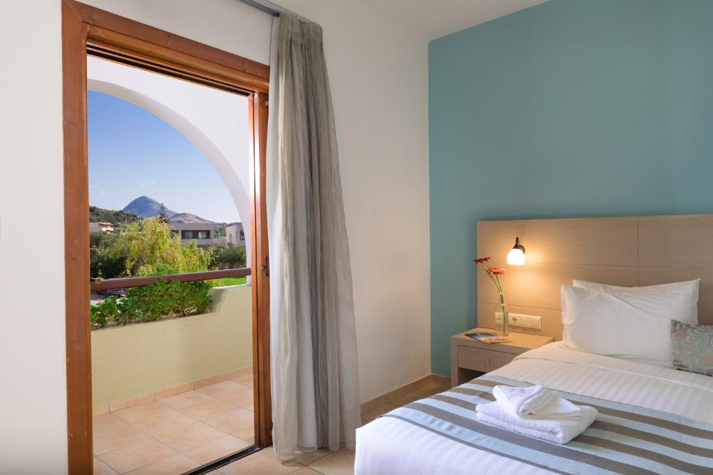 Трехместный (Улучшенный трехместный номер, боковой вид на море) курортного отеля Alianthos Garden, Плакиас