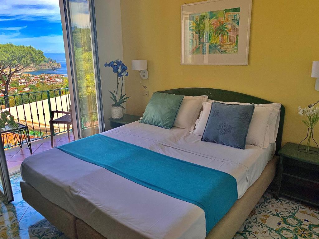 Двухместный (Двухместный номер с 1 кроватью или 2 отдельными кроватями и боковым видом на море) отеля Hotel Terme La Pergola, Искья