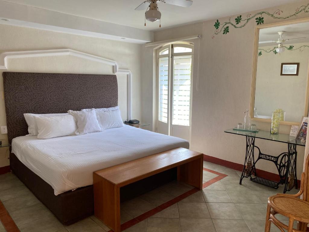 Двухместный (Улучшенный двухместный номер с 1 кроватью) отеля Hotel Casona de los Vitrales, Сакатекас