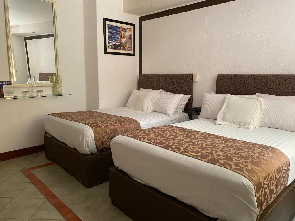 Двухместный (Улучшенный номер с кроватью размера «queen-size») отеля Hotel Casona de los Vitrales, Сакатекас