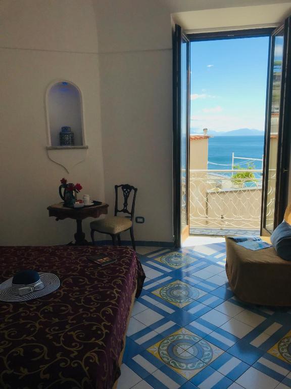 Двухместный (Двухместный номер с 1 кроватью и балконом) отеля Hotel Croce Di Amalfi, Амальфи