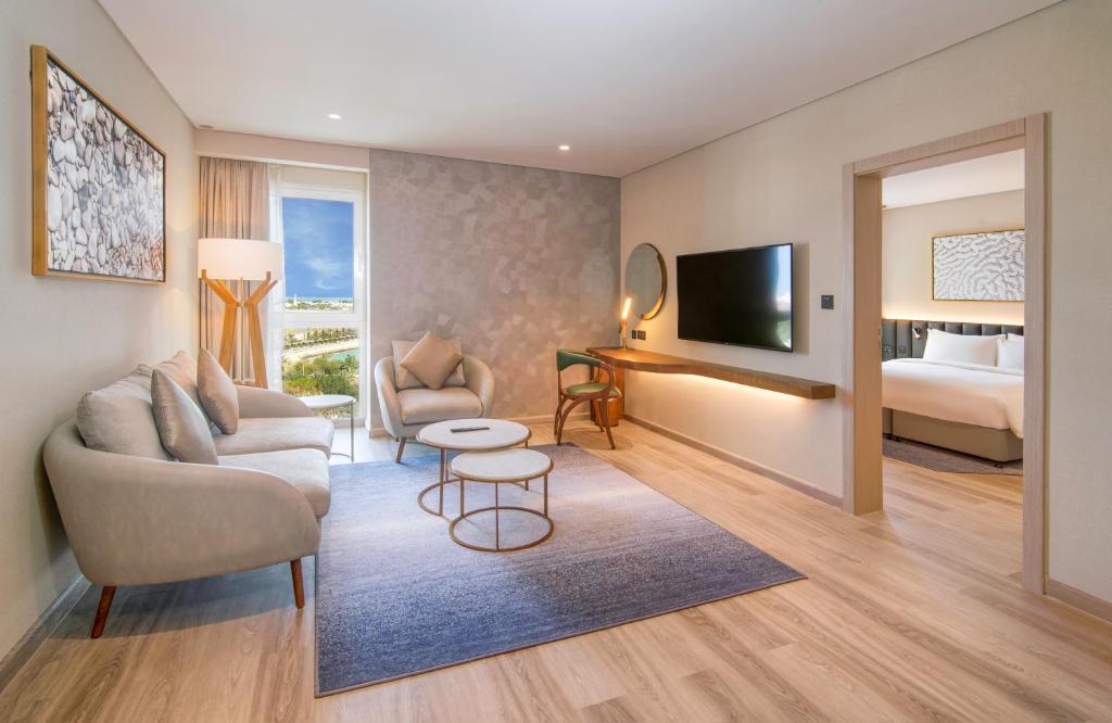 Сьюит (Представительский люкс с видом на море и доступом в лаундж) курортного отеля Hilton Abu Dhabi, Абу-Даби