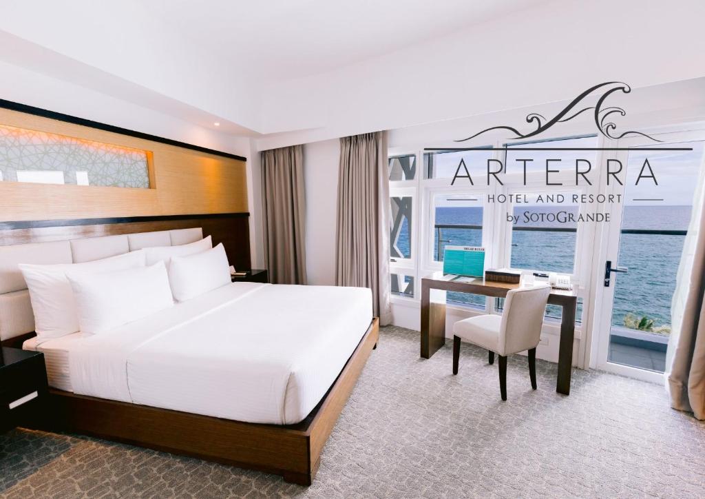 Двухместный (Номер Делюкс с кроватью размера «king-size» и видом на море) курортного отеля Arterra Hotel and Resort, Мактан