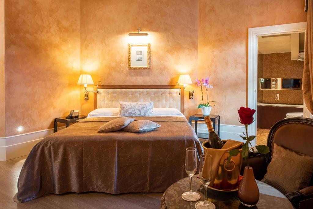 Двухместный (Двухместный номер с 1 кроватью или 2 отдельными кроватями, вид на канал) отеля Hotel Moresco, Венеция