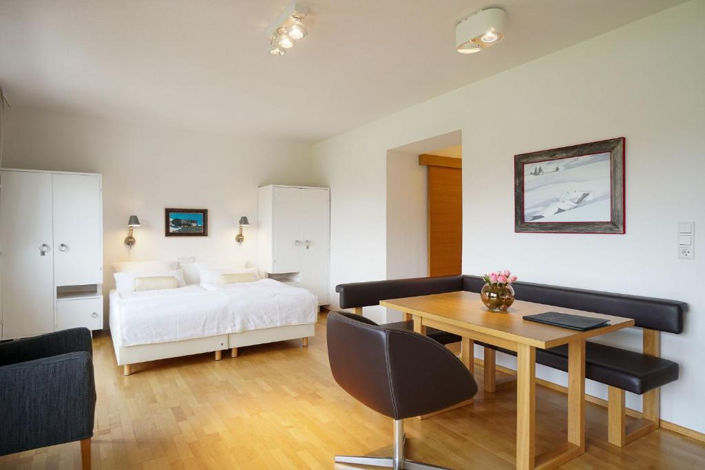 Апартаменты (Улучшенные апартаменты – №6) отеля Hotel Berghof, Зефельд-ин-Тироль