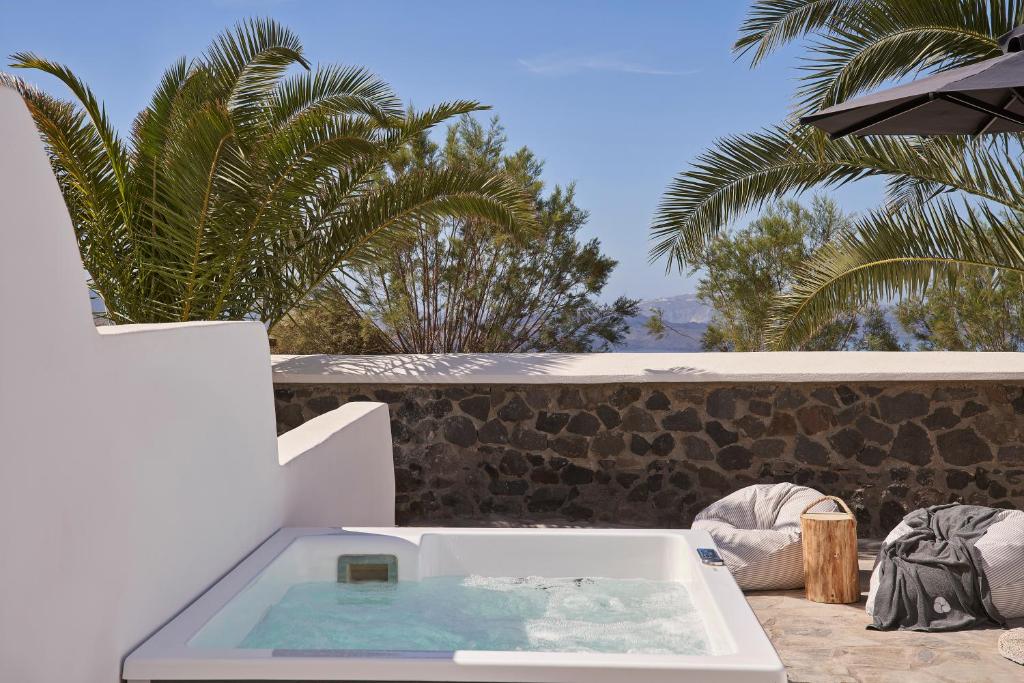 Сьюит (Полулюкс с видом на сад/гидромассажной ванной) отеля Mr and Mrs White Santorini Champagne All Inclusive, Оя