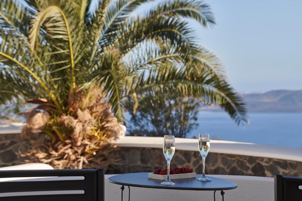 Двухместный (Улучшенный двухместный номер с 1 кроватью и гидромассажной ванной, вид на море) отеля Mr and Mrs White Santorini Champagne All Inclusive, Оя