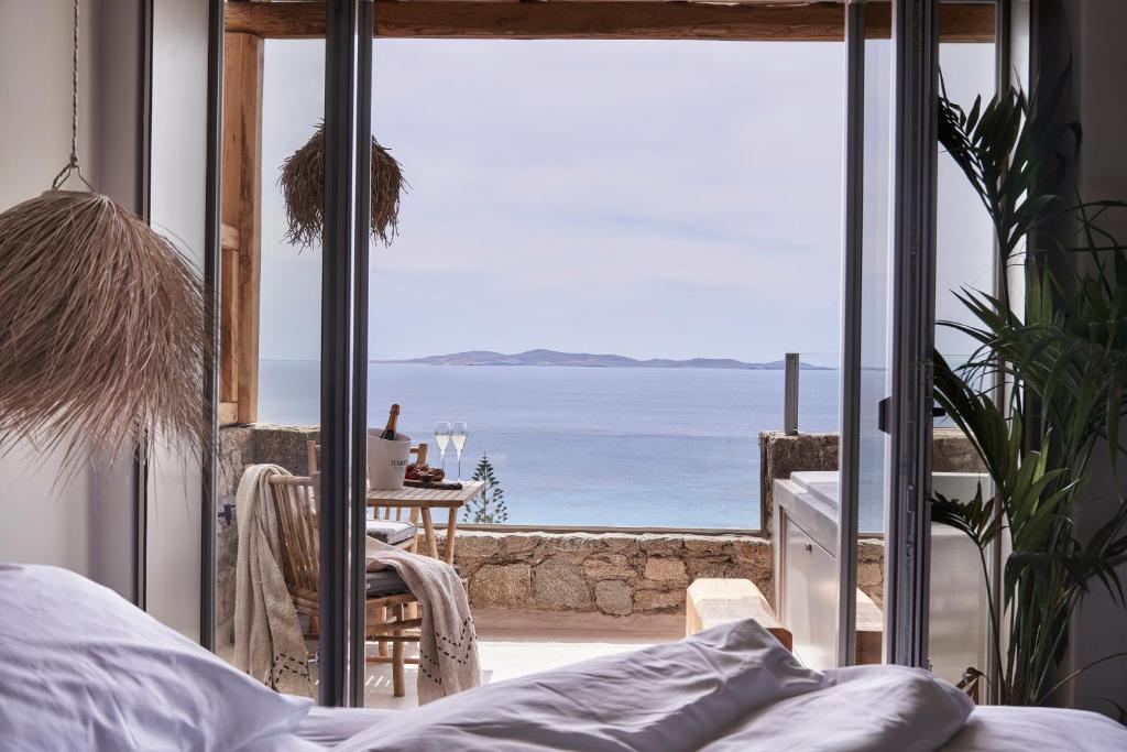 Сьюит (Полулюкс с гидромассажной ванной на открытом воздухе и видом на море) отеля Habitat Mykonos All Suite Hotel, Агиос-Стефанос, Эгейские острова