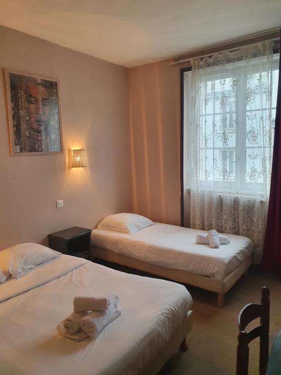 Трехместный (Трехместный номер с 1 двуспальной кроватью, 1 односпальной кроватью и ванной) отеля Hotel Kelig, Брест (Бретань)
