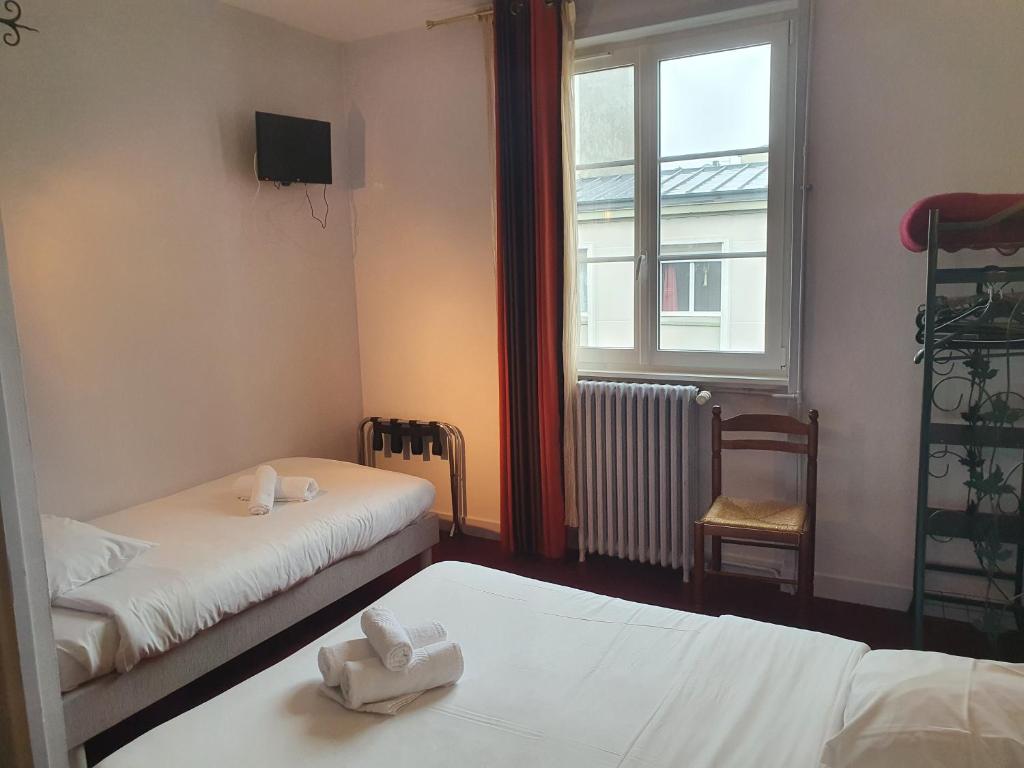 Трехместный (Трехместный номер с 1 двуспальной кроватью и 1 односпальной кроватью) отеля Hotel Kelig, Брест (Бретань)