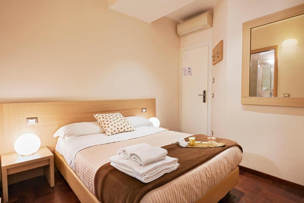 Двухместный (Небольшой двухместный номер с 1 кроватью и собственной ванной комнатой) гостевого дома La Piccola Maison, Рим