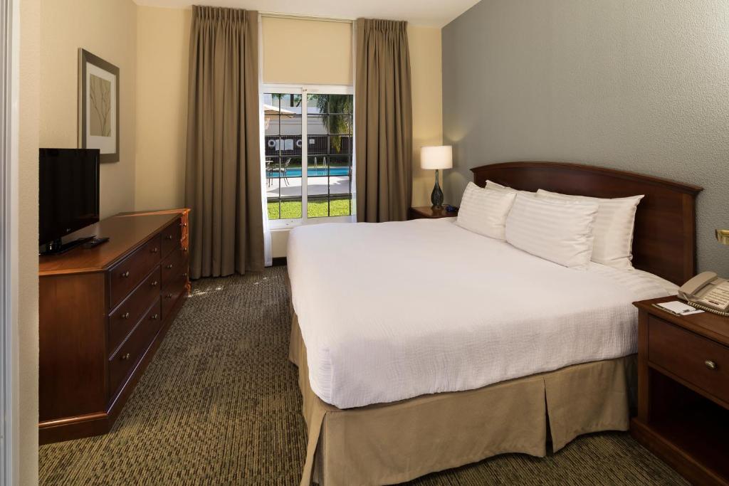 Сьюит (Люкс с кроватью размера «king-size» - Для некурящих) отеля Staybridge Suites Monterrey San Pedro, Монтеррей
