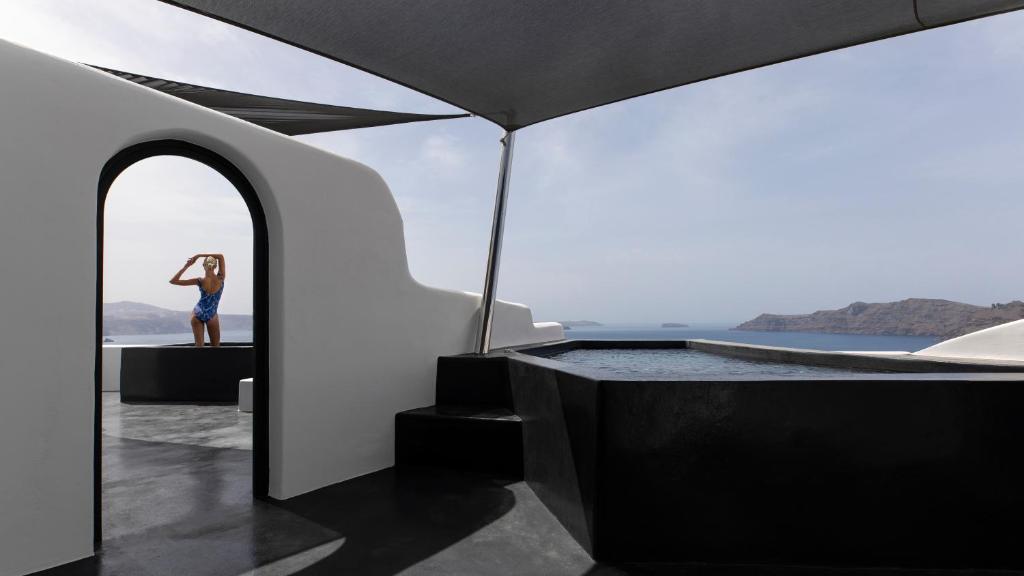 Сьюит (Суперлюкс с гидромассажной ванной на открытом воздухе, вид на кальдеру) отеля Abyss Santorini, Оя