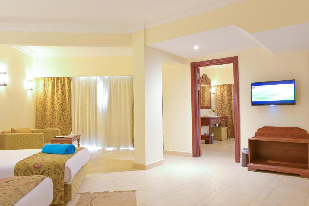 Семейный (Стандартный семейный номер с боковым видом на море) курортного отеля Jasmine Palace Resort, Хургада