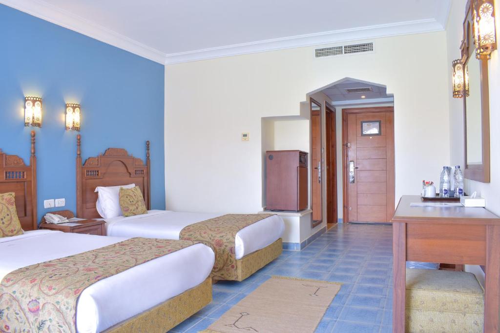 Двухместный (Стандартный двухместный номер с 2 двуспальными кроватями) курортного отеля Jasmine Palace Resort, Хургада