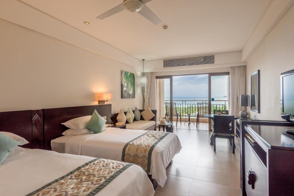 Двухместный (Deluxe Double or Twin Room with Sea View（1 set dinner or lunch for 2 persons at Guoxiangge Chinese restaurant + 1 ticket for children’s club or simple honeymoon arrangement for the first night）), Howard Johnson Resort Sanya Bay