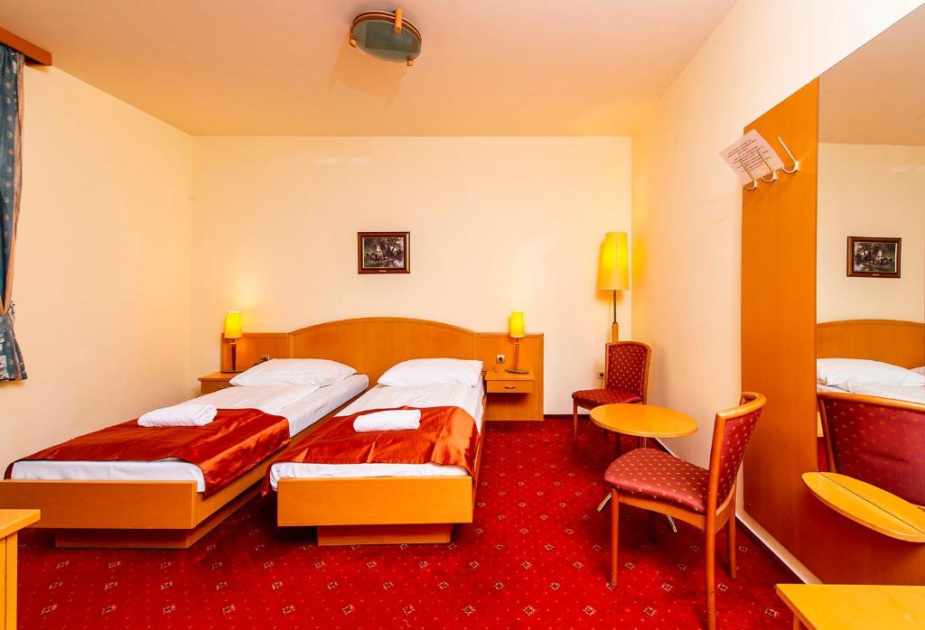 Двухместный (Двухместный номер с 1 кроватью или 2 отдельными кроватями) отеля Gastland M0 Hotel & Restaurant, Будапешт