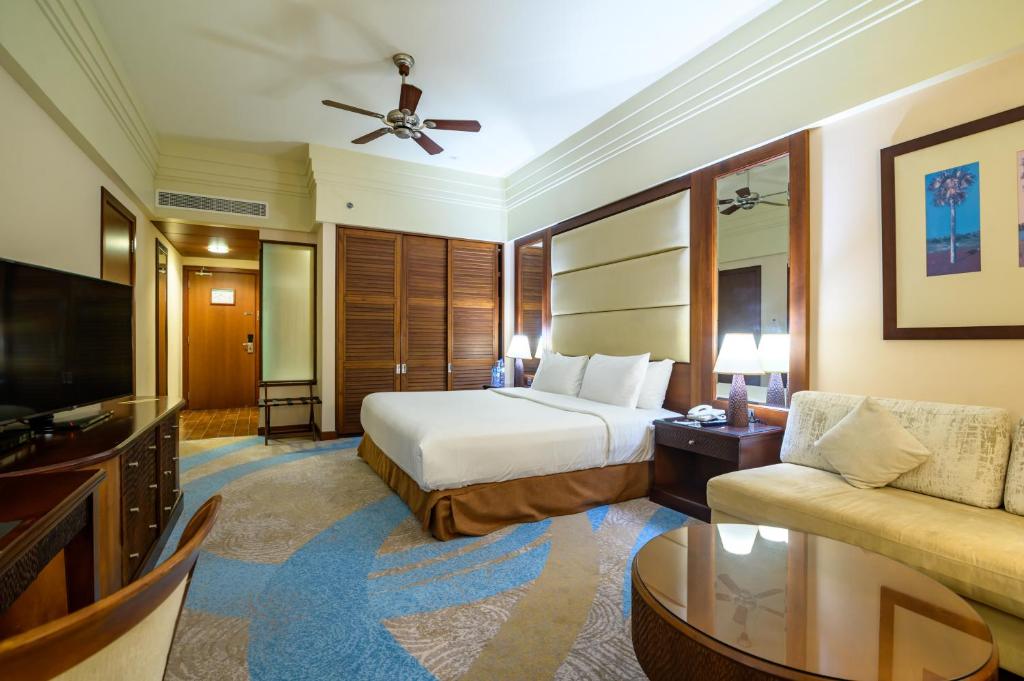 Двухместный (Представительский клубный номер с кроватью размера «king-size», вид на море) курортного отеля Danat Jebel Dhanna Resort, Джебел-Данна