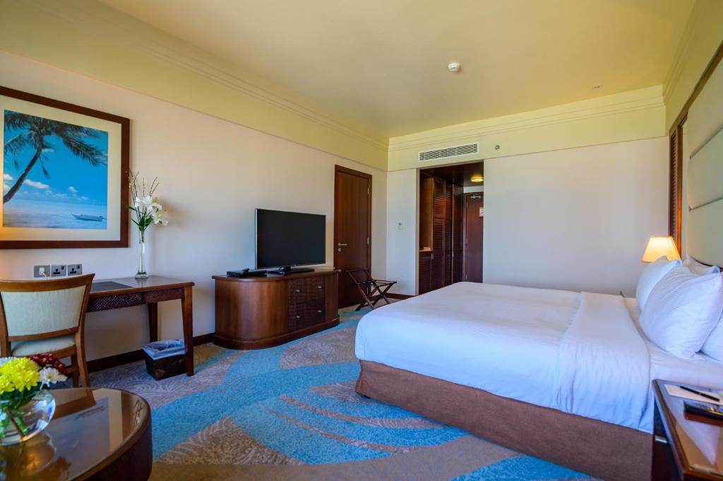 Двухместный (Номер Делюкс с кроватью размера «king-size» и видом на море) курортного отеля Danat Jebel Dhanna Resort, Джебел-Данна