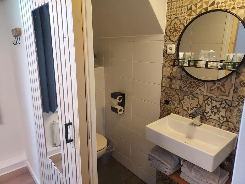Двухместный (Spacious Double Room with Private Bathroom) отеля De Herbergier, Маастрихт