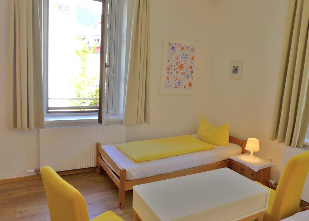 Трехместный (Трехместный номер с общей ванной комнатой) отеля Pension Stoi budget guesthouse, Инсбрук