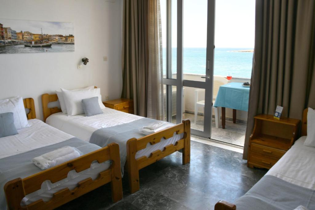 Трехместный (Трехместный номер с видом на море) отеля Klinakis Beach Hotel, Ханья