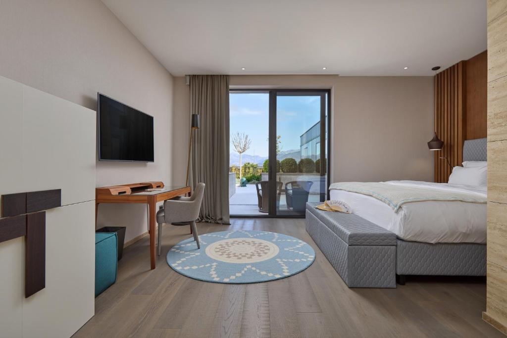 Двухместный (Номер Covet с кроватью размера «king-size» и видом на окрестности) отеля Nikki Beach Montenegro, Тиват