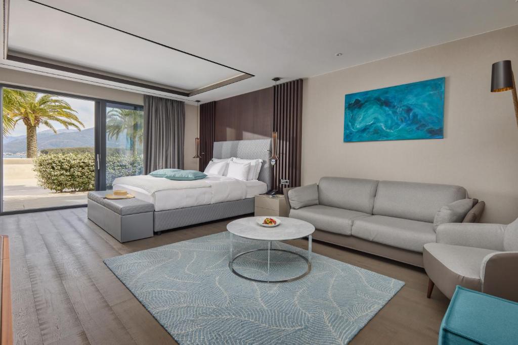 Двухместный (Номер Luux с кроватью размера «king-size» и видом на бассейн) отеля Nikki Beach Montenegro, Тиват