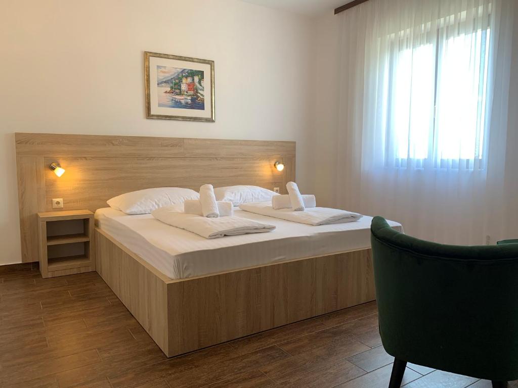 Трехместный (Двухместный номер с 1 кроватью или 2 отдельными кроватями и видом на море) отеля Pansion Odmor, Рованьска