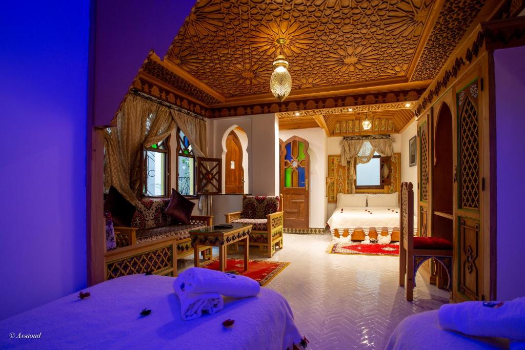 Трехместный (Улучшенный трехместный номер) отеля Hotel Dar Mounir, Шефшауэн