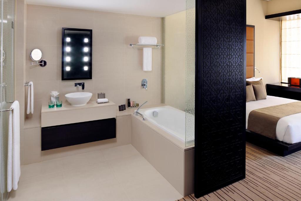 Двухместный (Номер Делюкс с кроватью размера «king-size») отеля Southern Sun Hotel Abu Dhabi, Абу-Даби