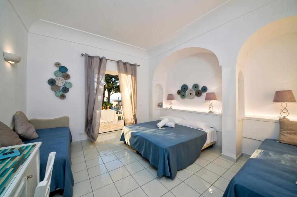 Двухместный (Улучшенный двухместный номер с 1 кроватью или 2 отдельными кроватями и видом на море) отеля Hotel Villa Melodie, Искья