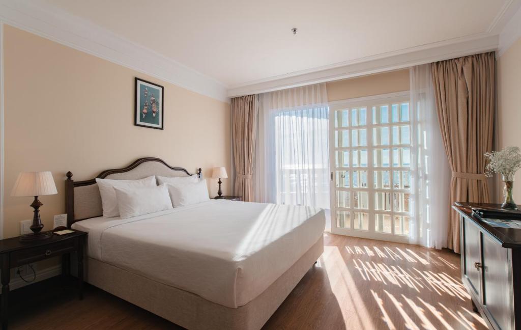 Двухместный (Номер Делюкс с кроватью размера «king-size» и видом на океан) отеля Sunrise Nha Trang Beach Hotel & Spa, Нячанг